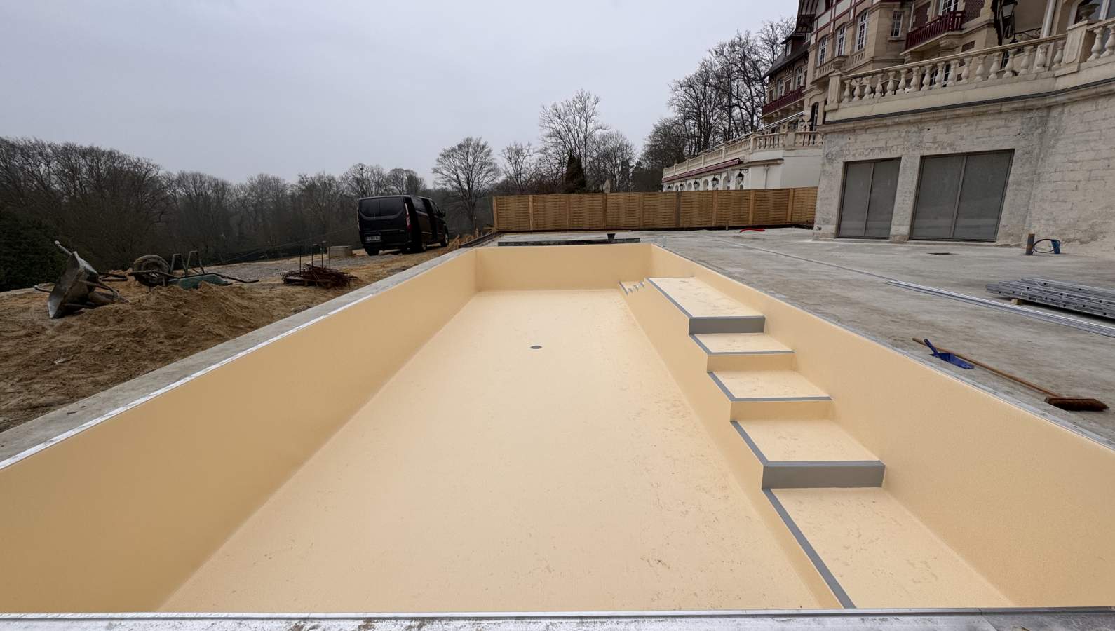 Liner PVC Armé vs Autres Revêtements de Piscine : Guide Comparatif 2025