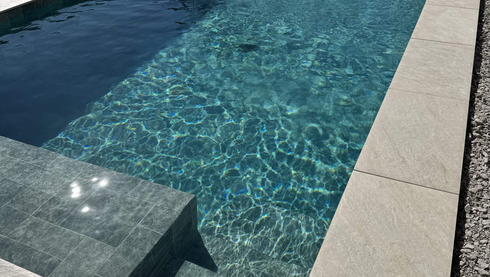 Pourquoi choisir la gamme AuréaStone comme revêtement pour sa piscine
