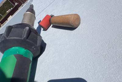 Les différentes fixations en arase pour la pose de PVC armé : méthodes, avantages et limites