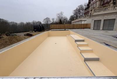 Liner PVC Armé vs Autres Revêtements de Piscine : Guide Comparatif 2025
